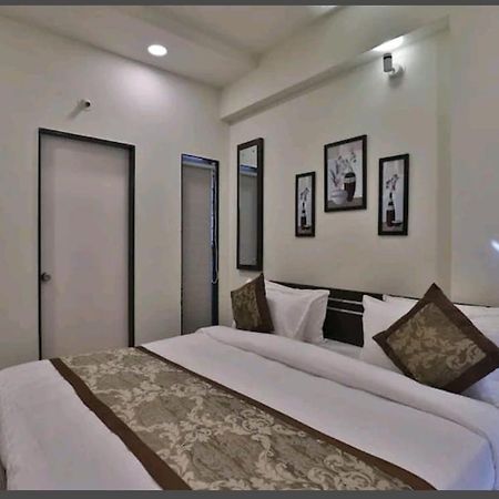 Oyo 80228 Hotel Richa Hālol Екстериор снимка