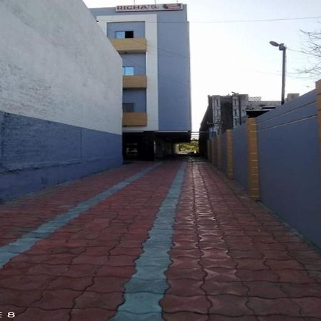 Oyo 80228 Hotel Richa Hālol Екстериор снимка