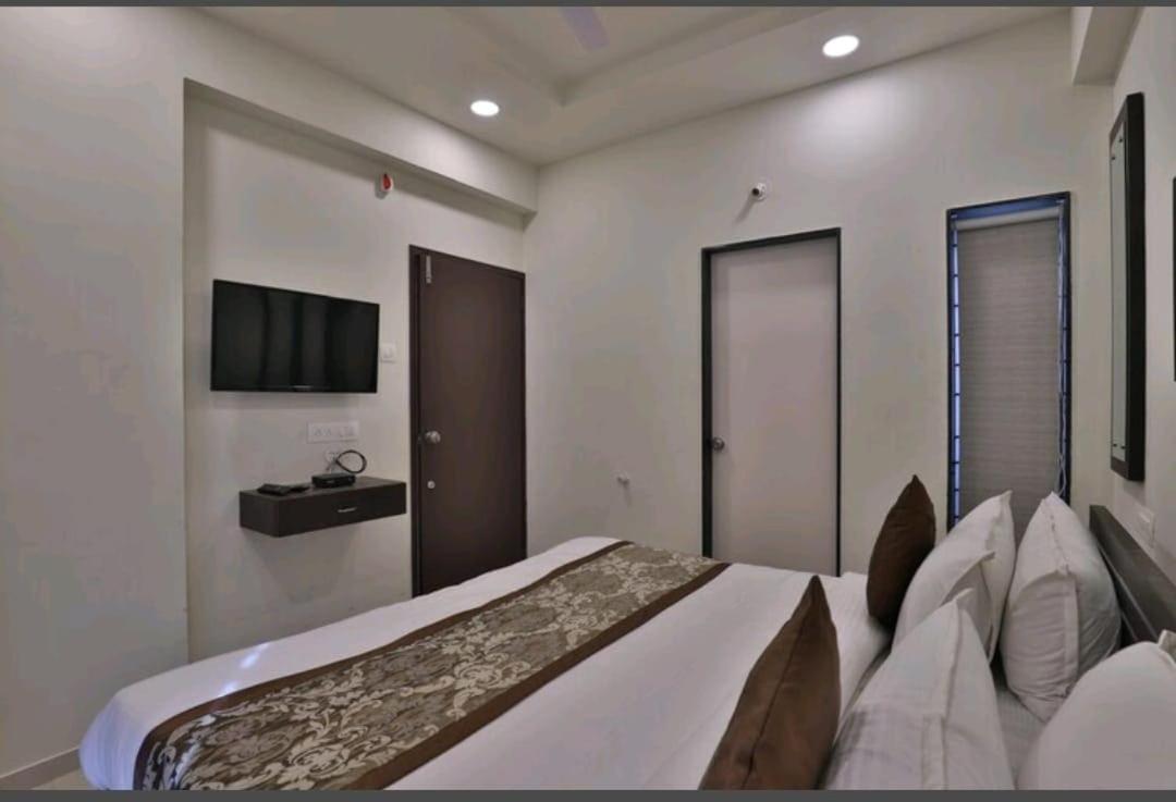 Oyo 80228 Hotel Richa Hālol Екстериор снимка