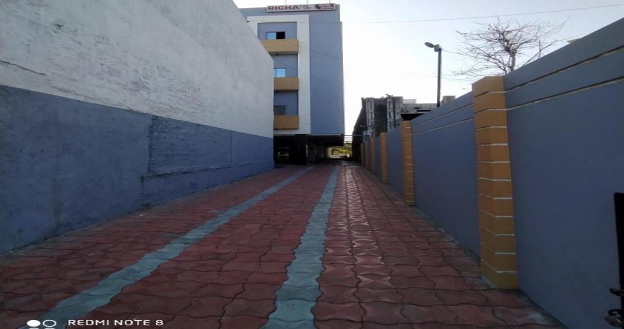 Oyo 80228 Hotel Richa Hālol Екстериор снимка